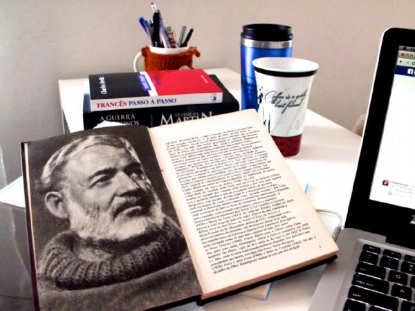 Hemingway faria 115 anos hoje; Saiba onde achar os livros deste gigante da literatura