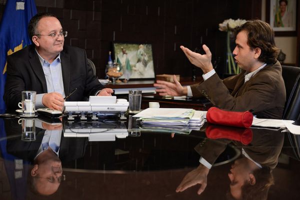 Governador Pedro Taques em reunio com Secretrio de Cultura e Esporte, Leandro Carvalho