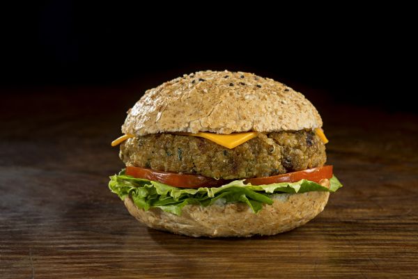 Cheeseburger Vegetariano feito com quinoa, aveia, cenoura e temperos grelhado na churrasqueira