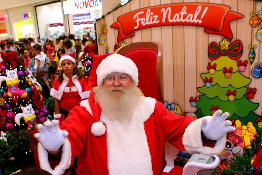 Papai Noel percorre principais avenidas de Cuiab no carro dos Bombeiros at chegar em Shopping