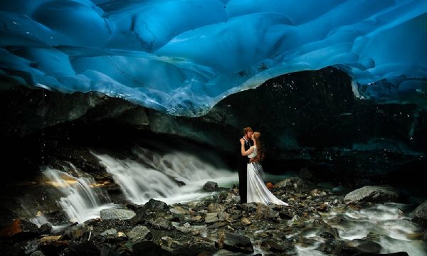 Fotgrafo registra imagens incrveis de casamento feito em uma caverna de gelo