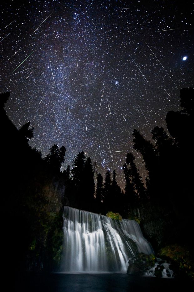 Chuva de meteoros Orionídeos sobre Middle Falls, fora da cidade de McCloud, Califórnia, perto de Mount Shasta, em 2011