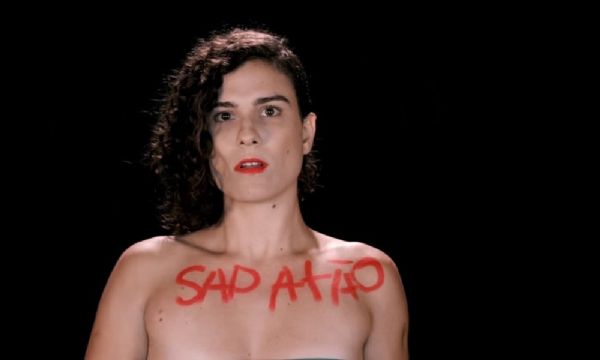 Vdeo poderoso de Clarice Falco usa batom vermelho para fazer manifesto feminista