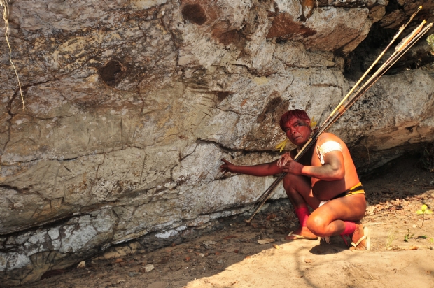 Gravuras rupestres so apagadas intencionalmente de gruta 'sagrada' em Paranatinga