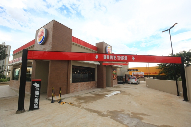 Burger King abre primeira loja fora de shopping com servio Drive Thru em Cuiab