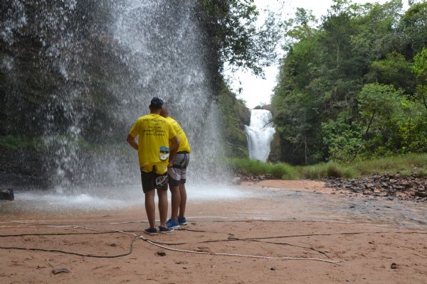Com cachoeira de 30 metros, rafting, rapel e thermas, Jaciara  opo de turismo familiar e de aventura