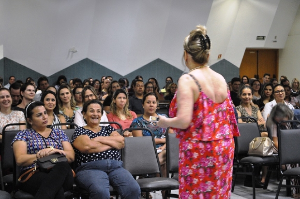 Professora da UFRJ fala sobre 'educar sem culpa' para mais de 400 pais em Cuiab