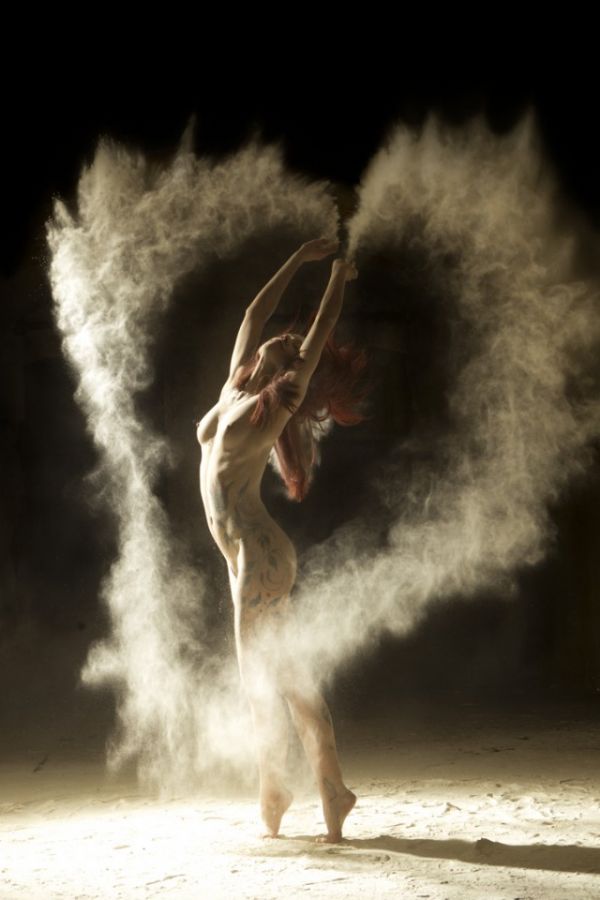 Fotgrafo registra bailarinos nus danando encobertos por areia; Veja resultado 