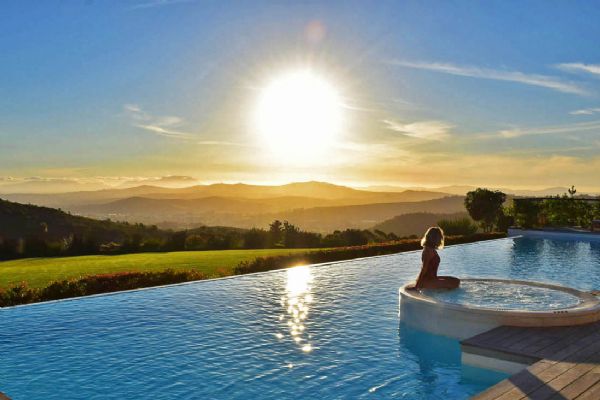 Blogueira cuiabana  indicada para prmio nacional de viagem e turismo com foto em piscina de hotel de luxo;  Veja vdeo!