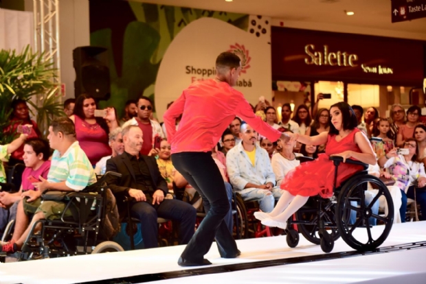 Desfile de moda inclusiva leva 33 pessoas com deficincia para a passarela
