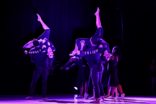 Mais de cem bailarinos apresentam espetáculo em comemoração ao Dia Internacional da Dança