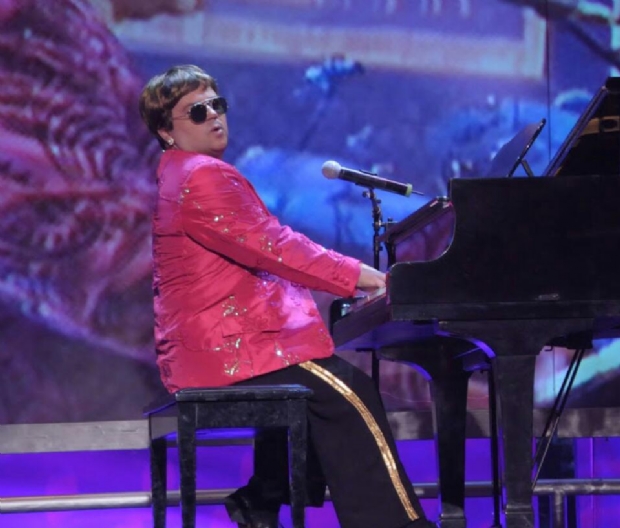 Tributo a Elton John acontece no Getlio na vspera de feriado