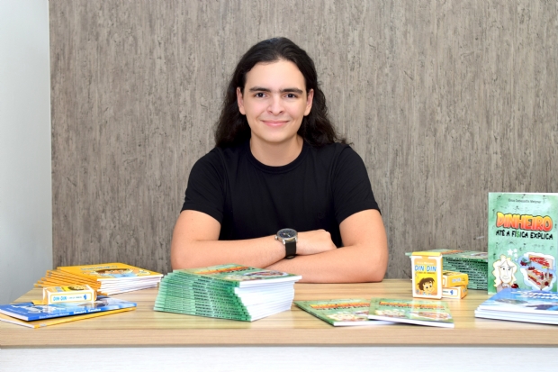Jovem de 17 anos lança quarto livro na Academia Mato-grossense de Letras
