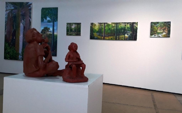 Exposição coletiva reúne telas e esculturas de artistas cuiabanos na Galeria Lavapés