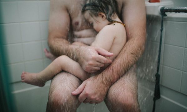 Essa foto de um pai com seu filho doente viralizou e est provocando polmica na internet