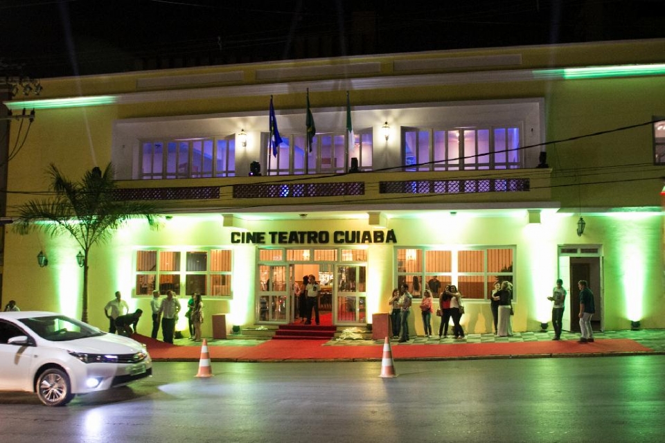 Exposio de prespios de madeira e cermica acontece no Cine Teatro Cuiab