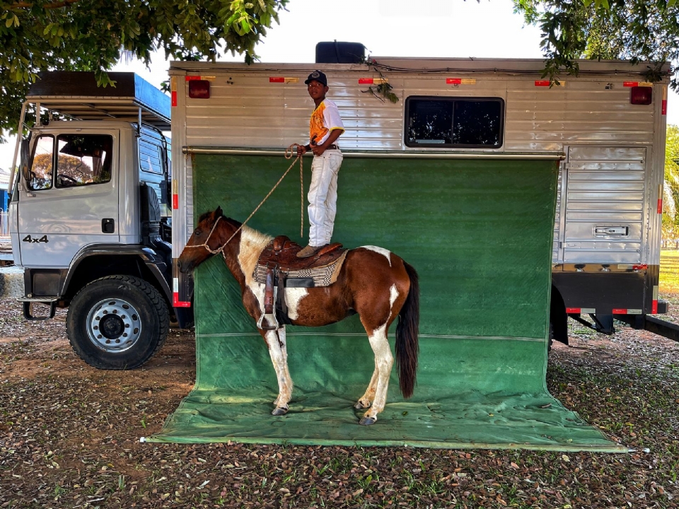 Fotógrafo que roda o Pantanal em Truck Home, Izan Petterle registra Cavalhada e tenta capturar a essência do pantaneiro em Poconé