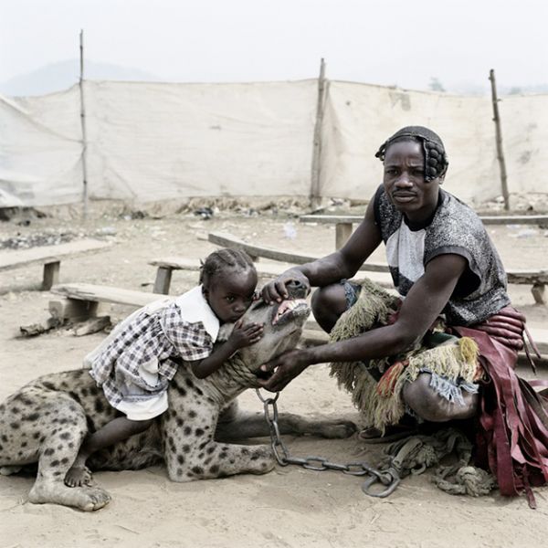 Srie fotogrfica mostra homens que domesticam hienas; Veja fotos