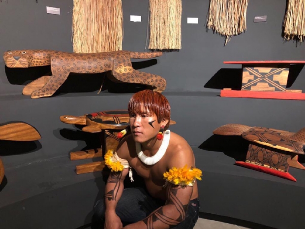 Indgena do Xingu expe obras na SP Arte e comemora 'marco' para cidade natal
