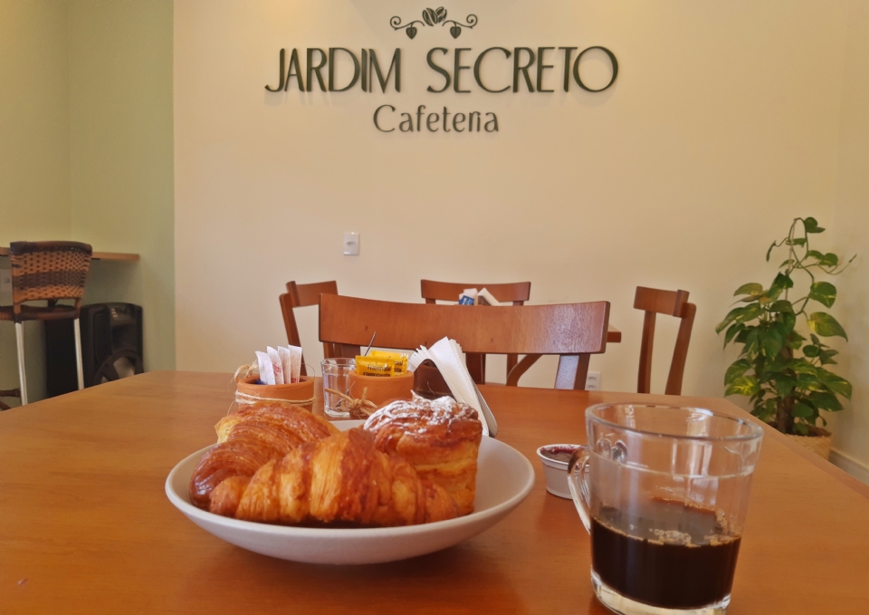 Com croissants e pes de fermentao natural, regio do Jardim Imperial ganha nova cafeteria 'com cara de casa'