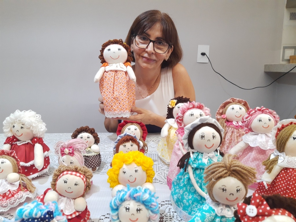 Professora aposentada doa bonecas de pano feitas com latas e tampas para crianas em Cuiab