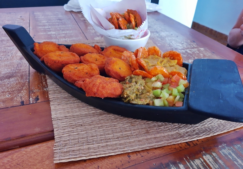 Acaraj vegano e servido em barca so novidade em restaurante que mistura Bahia e Japo