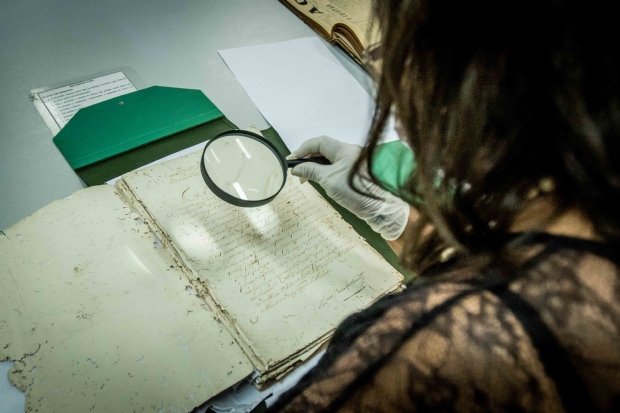 Conheça a historiadora que há 23 anos transcreve documentos importantes de Cuiabá