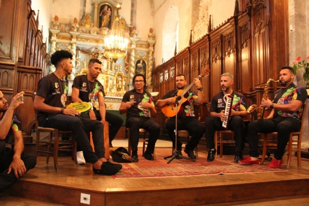 Flor Ribeirinha faz concerto em igreja milenar na Frana e toca de bossa nova a rasqueado