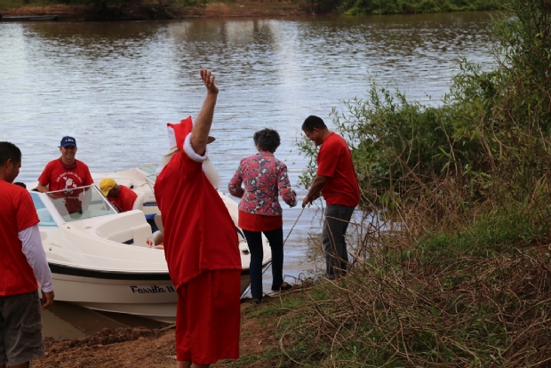 Papai Noel Clvis leva presentes para mais de 4 mil crianas de 44 comunidades do Pantanal