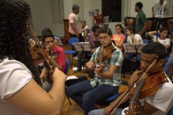 Amor pela arte leva associao a doar violinos, violas e violoncelos para crianas