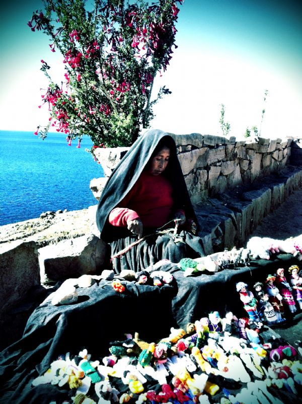 Mulher taquile vendendo seu artesanato  beira do Lago Titicaca