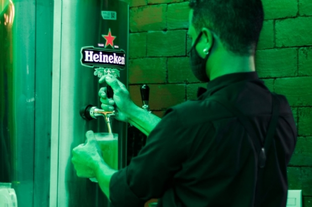 Novo bar em Cuiabá aposta em produtos Heineken com música ao vivo todos os dias