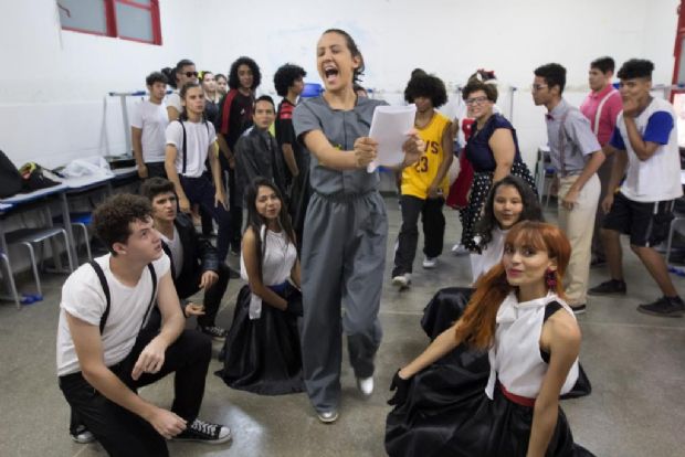 Estudantes se preparam para reviver Grease no palco do Cine Teatro Cuiab