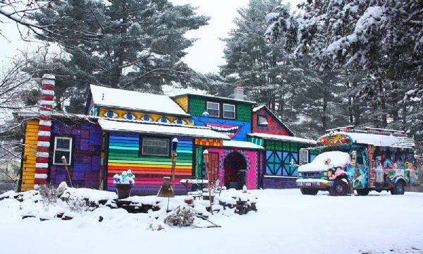 Casal usa cores fantsticas para transformar casa nas montanhas em obra de arte
