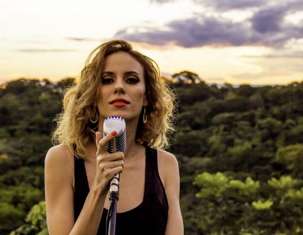 Lorena Ly canta sucessos de Chico Buarque no show 'Roda Viva'