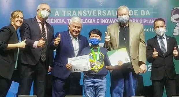 Cuiabano de 8 anos recebe medalha das mãos de Marcos Pontes por detectar asteroides em projeto da NASA