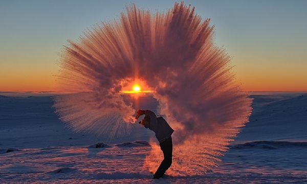 O que acontece quando você derrama chá quente a -40ºC durante o pôr-do-sol