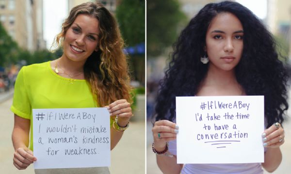 Mulheres seguram cartazes mostrando o que fariam diferente se tivessem nascido homens