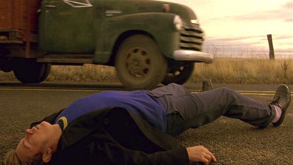 O jovem Mike, interpretado pelo ator River Phoenix, protagoniza cena de um ataque de narcolepsia com cataplexia no meio de uma estrada, no filme 'Garotos de Programa', de 1991.