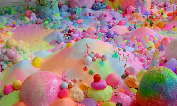 Artista usa açúcar, glitter e muitas cores para criar obras que vão te fazer sentir em um sonho