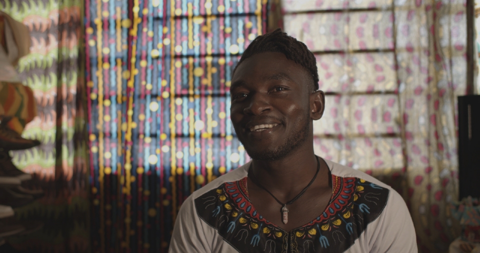 Cine Teatro de Cuiabá exibe filme sobre imigração negra e série documentário sobre ciganos em MT