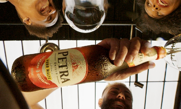 Cerveja Petra Origem lana campanha que se passa em festa, churrasco e bar