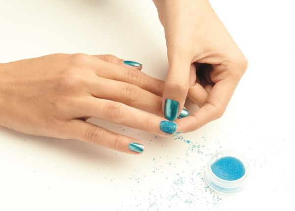 Nail Art: Aprenda a tcnica para usar produtos que do textura s unhas