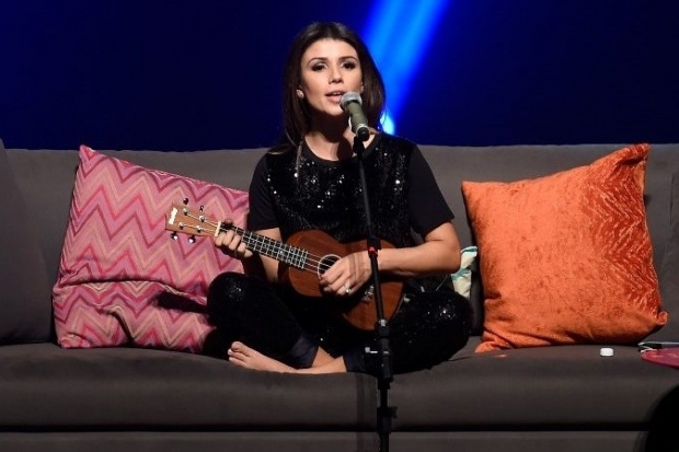 Paula Fernandes traz acstico 'voz e violo' a Cuiab em junho