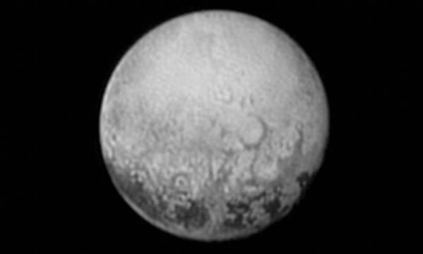 Nova imagem captada por sonda revela mais detalhes da complexa superfície de Plutão
