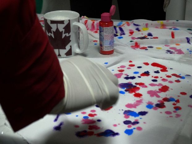 Funcionrios do Santa Rosa passam por dinmica de pintura para aprender sobre resilincia; Veja fotos!