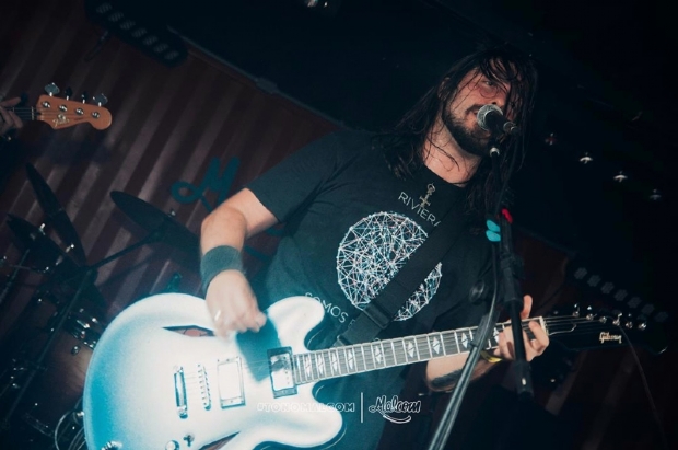 Cover nacional de Dave Grohl, Rafa Gicomo toca Foo Fighters no Malcom Pub