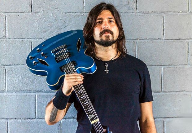 Rafa Gicomo, o 'Dave Grohl mineiro' que cantou com Foo Fighters, se apresenta no Malcom