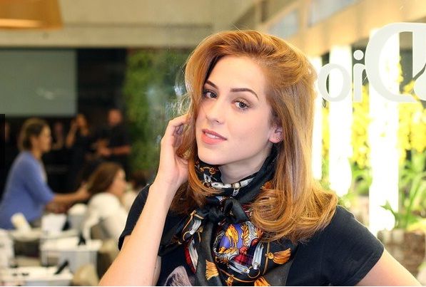 Aps ter os cabelos destrudos em cena, atriz da Globo muda o visual no salo
