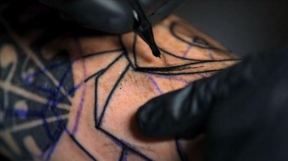 Veja o que a agulha de tatuagem faz na sua pele em super cmera lenta;  Assista ao vdeo! 